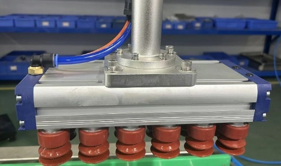 Compact and Efficient Mobile Palletizing Robot for Warehouses