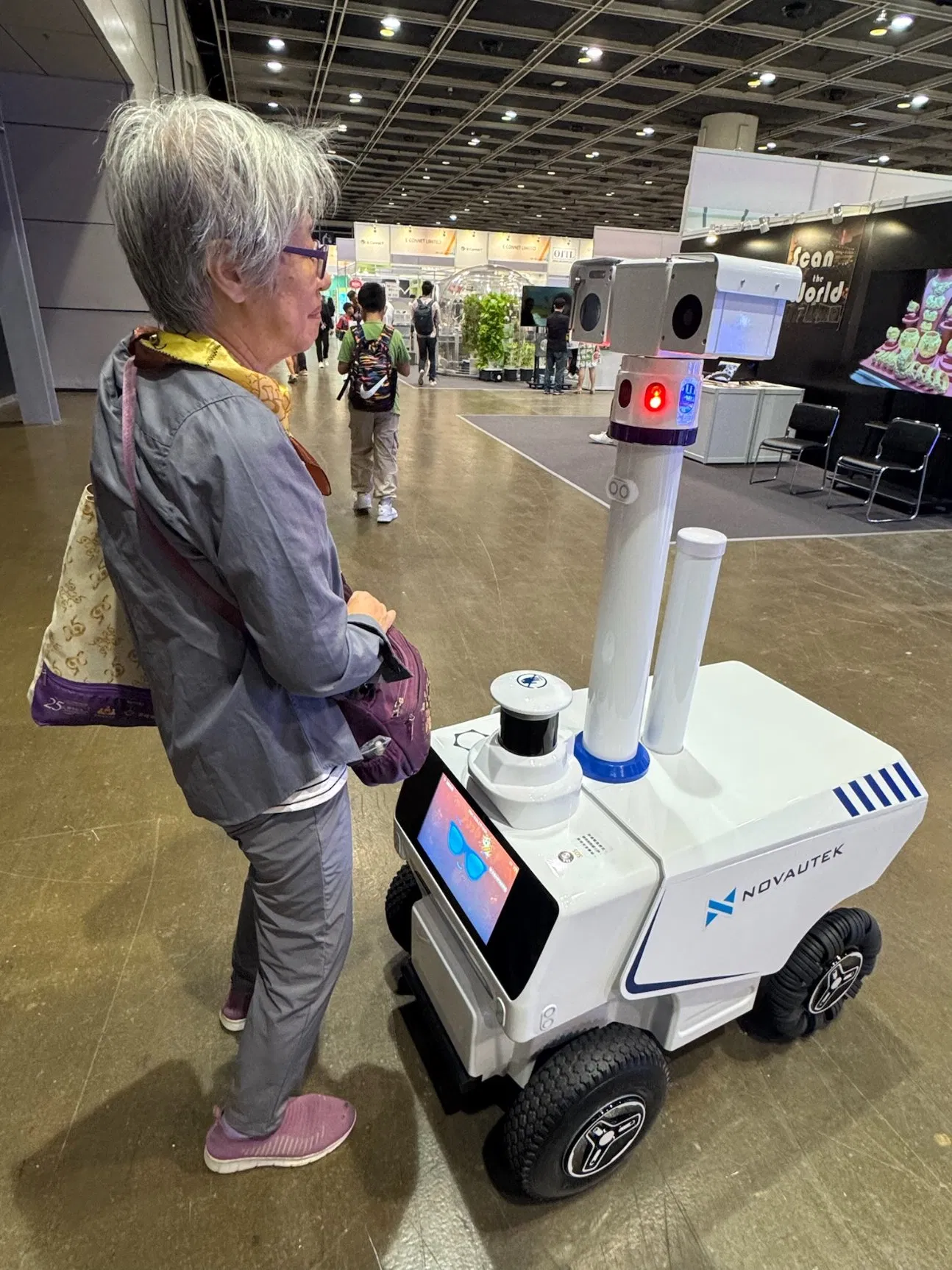Hotels and Shopping Malls Ai-Driven University Campus Autonomous Rechargeable Security Guard Robot