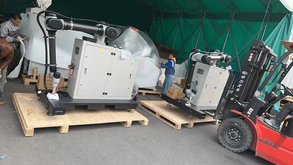 Compact and Efficient Mobile Palletizing Robot for Warehouses