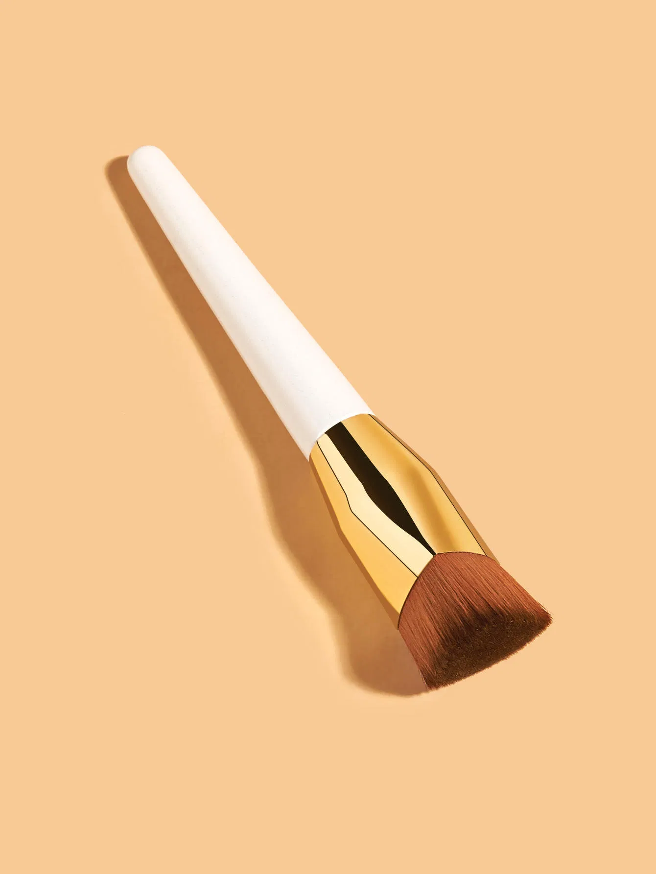 Brocha de Fundación en Forma de Triángulo con Mango de Madera Rosa Dorado y Blanca para Maquillaje