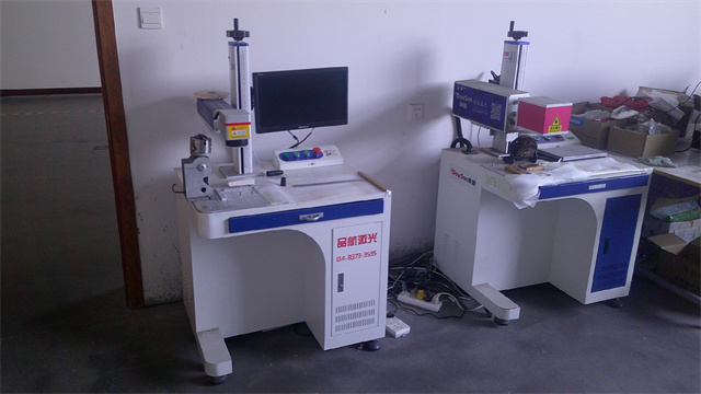 Máquina de marcado láser industrial en instalaciones de producción LUQ Beauty