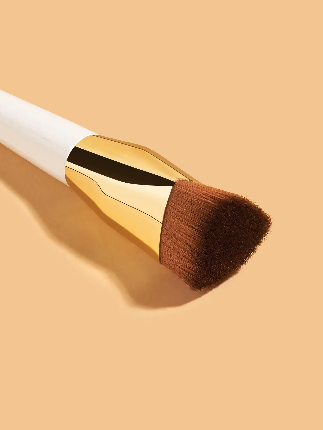 Brocha de Fundación en Forma de Triángulo con Mango de Madera Rosa Dorado y Blanca para Maquillaje
