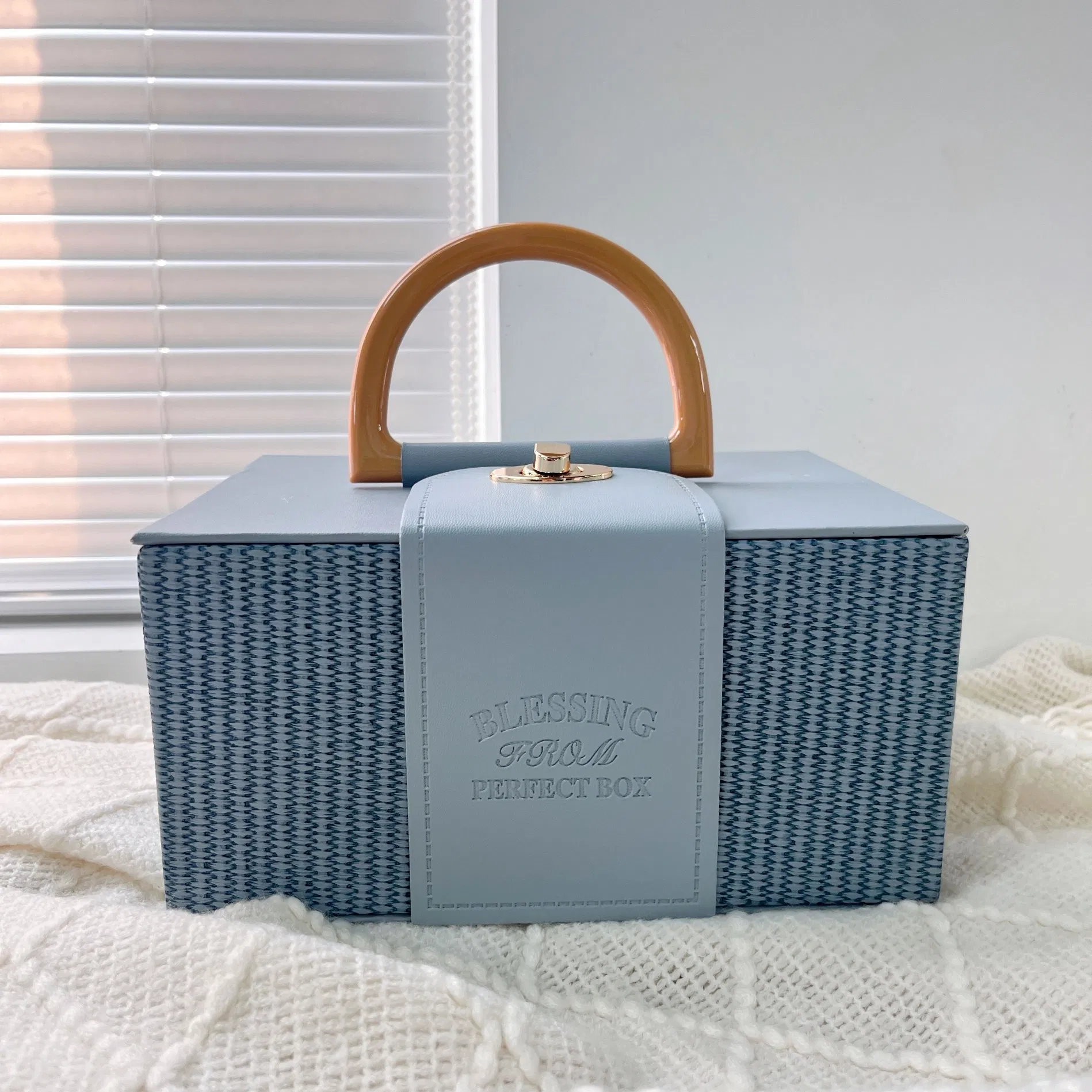 Caja de regalo de lujo para bodas con logotipo personalizado, caja de papel de cartón PU para empaquetado de joyas, cajas de almacenamiento de cosméticos con asa