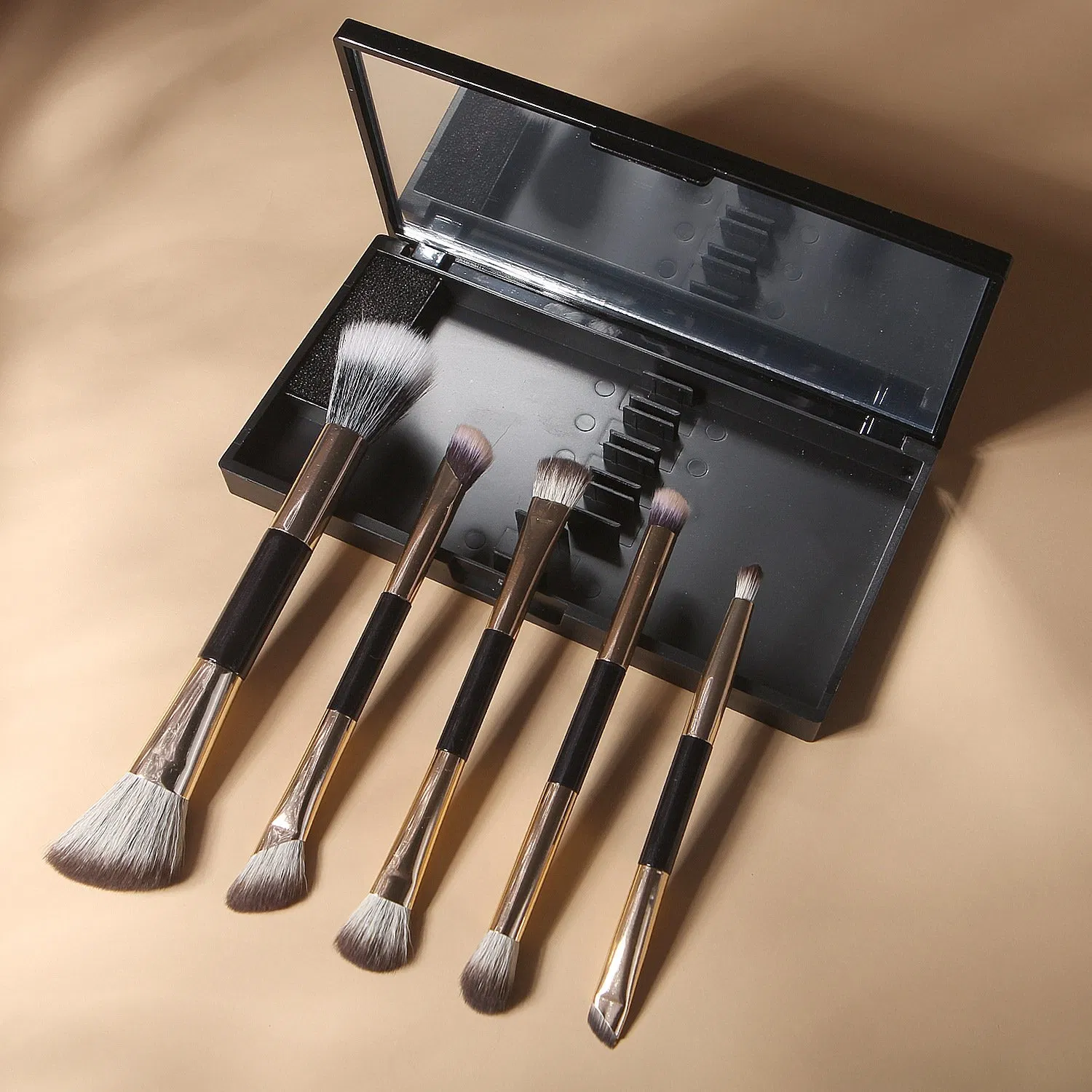Pincel de maquillaje multifuncional para ojos y rostro con mango negro
