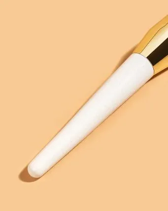 Brocha de Fundación en Forma de Triángulo con Mango de Madera Rosa Dorado y Blanca para Maquillaje