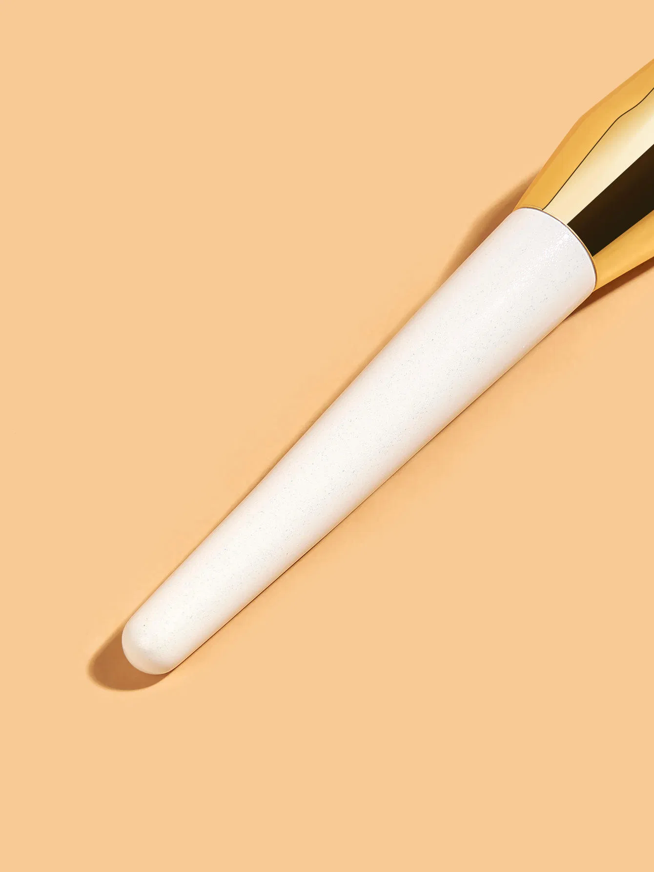 Brocha de Fundación en Forma de Triángulo con Mango de Madera Rosa Dorado y Blanca para Maquillaje