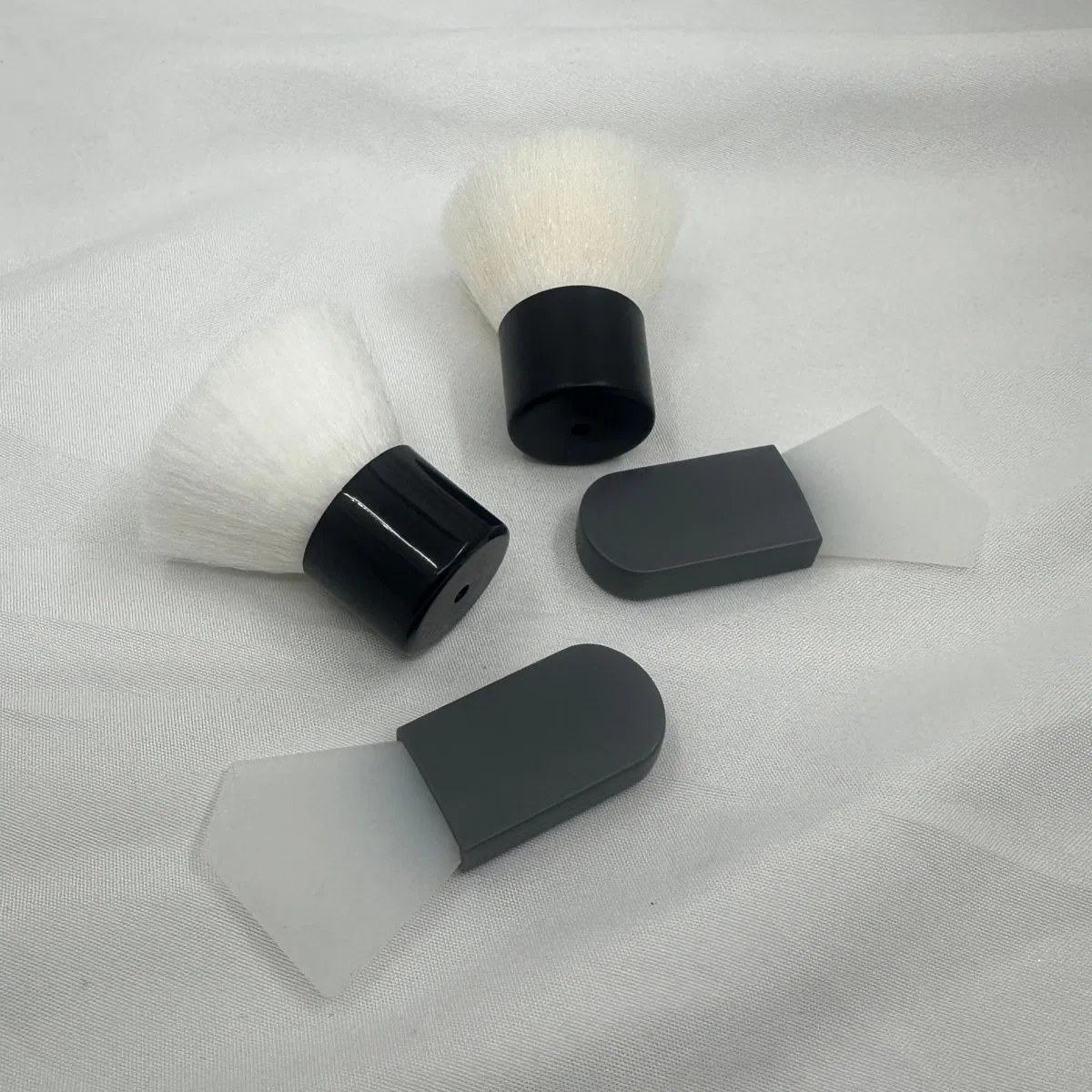 Conjunto de brocha de polvo mini Kabuki y espátula de silicona con logo personalizado, herramientas de maquillaje para polvo suelto, base y mascarilla facial