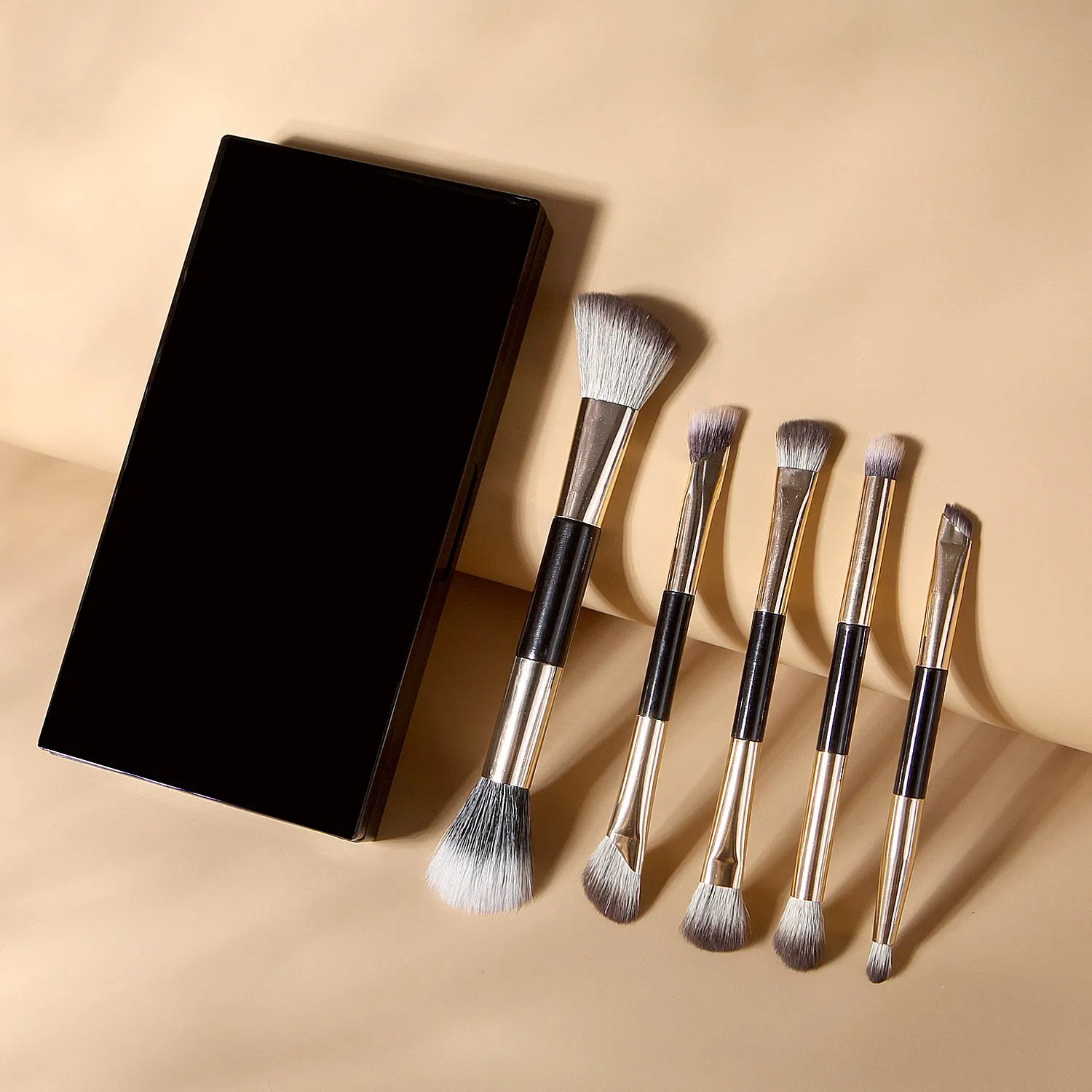 Pincel de maquillaje multifuncional para ojos y rostro con mango negro