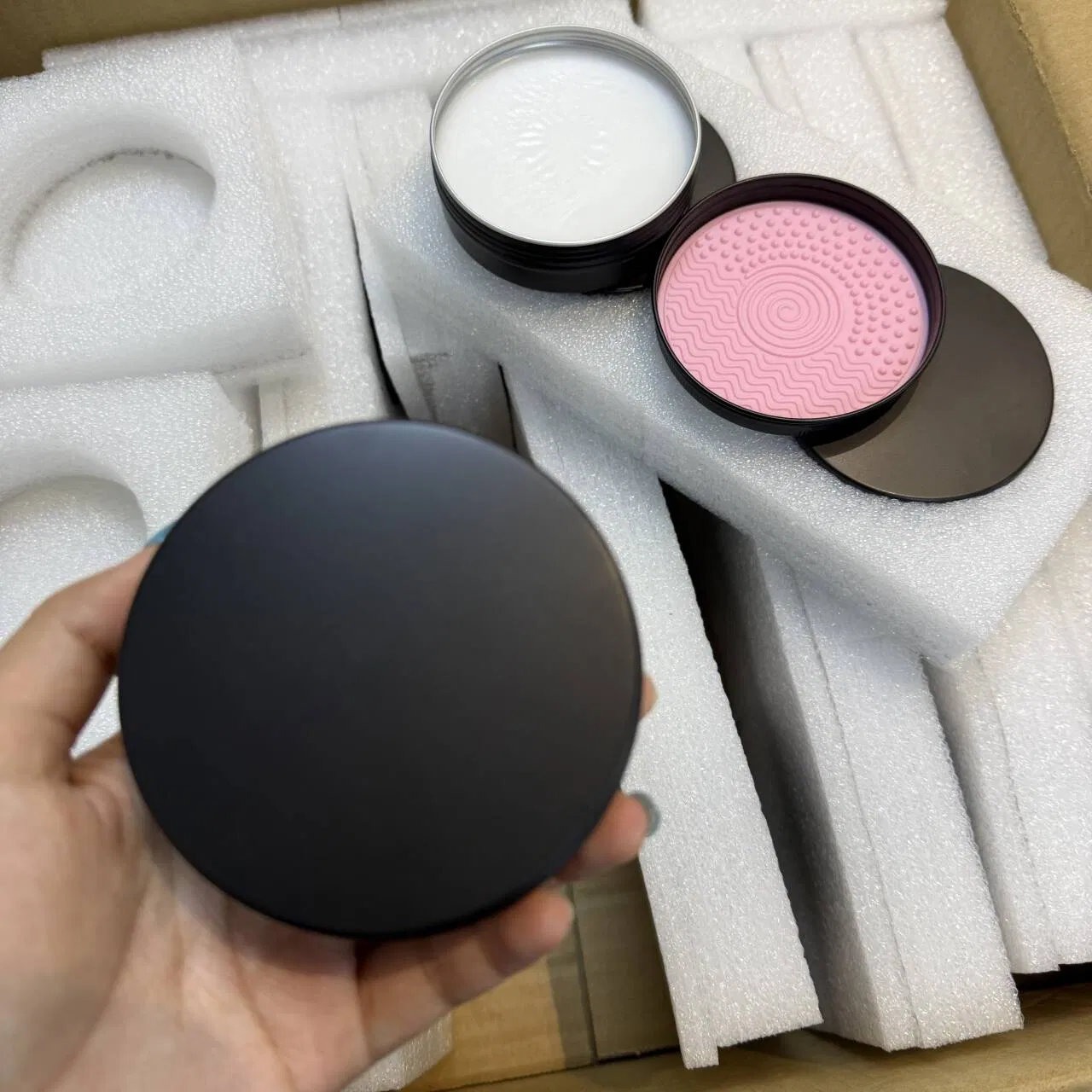 Jabón limpiador de herramientas de brochas de maquillaje con fragancia a durazno, incluye almohadilla de silicona para limpiar esponjas