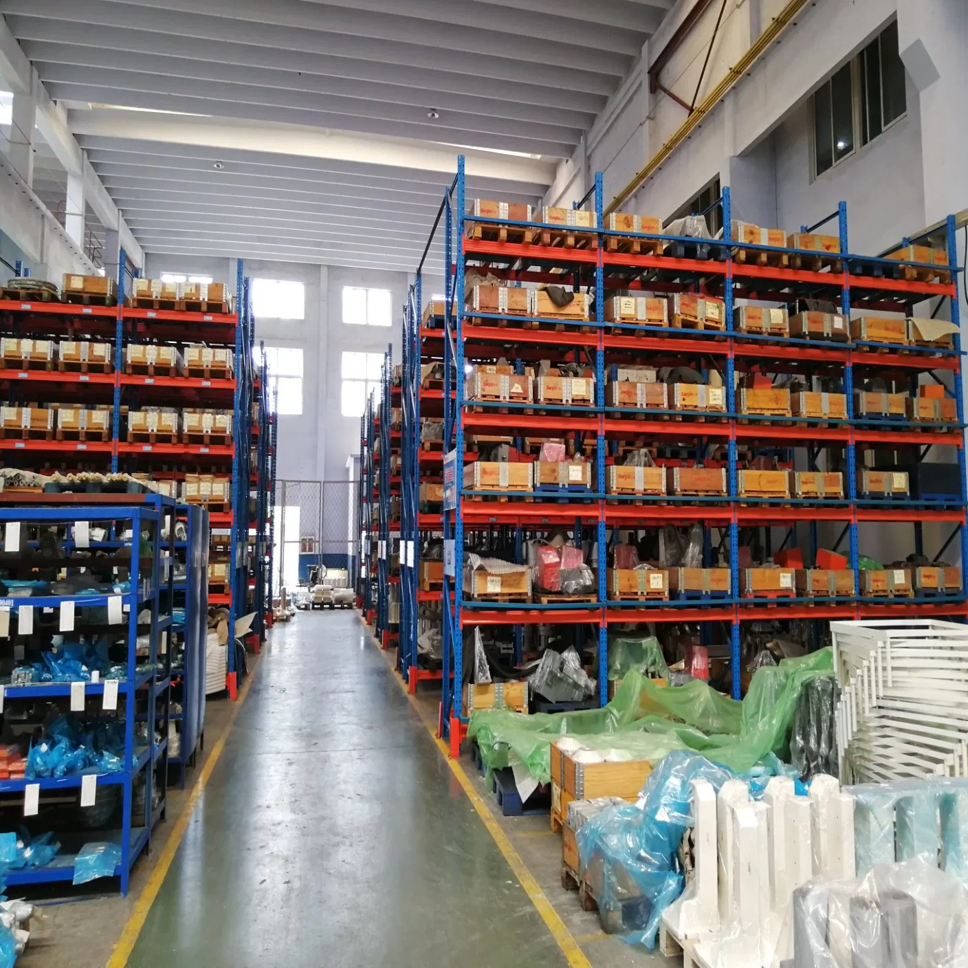 Teardrop Pallet Rack Steel Heavy Duty Warehouse Rack with Galvanized Wire Mesh Decking for Distribution/Logistics Center Storage
