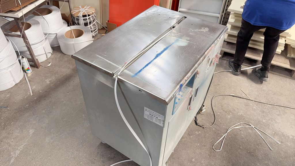 Automated packing machine for export packaging of warehouse racking products