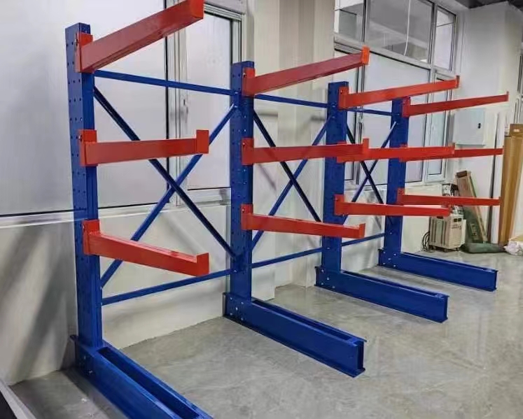 Heavy-duty Cantilever Racks Are Used For Warehouse Storage To Store Hardware, Steel Pipes, Pipes And Plates