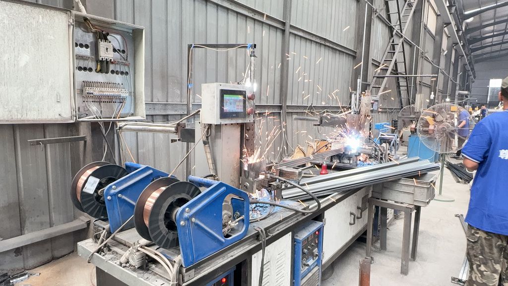 Crossbeam welding process for industrial storage rack manufacturing