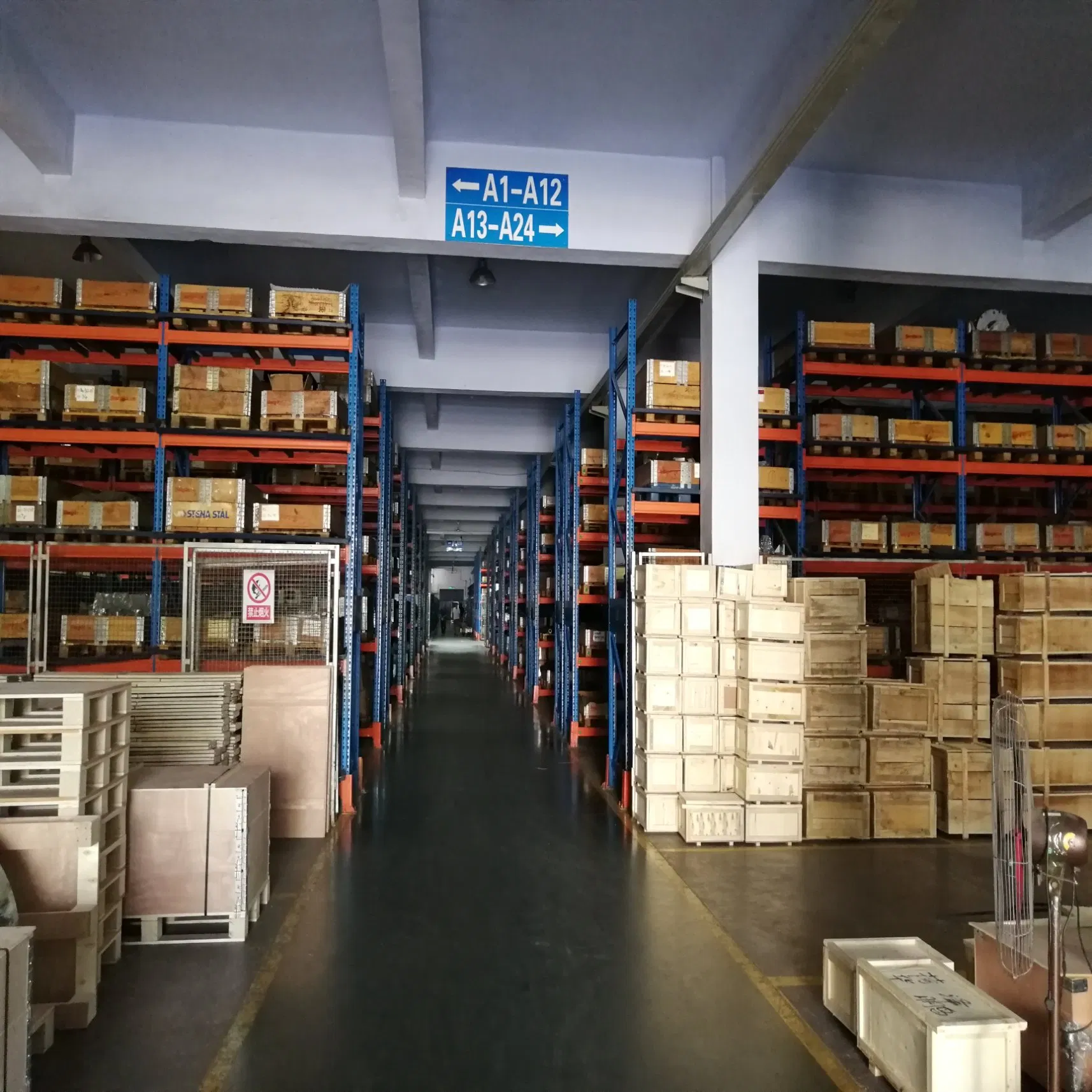 Teardrop Pallet Rack Steel Heavy Duty Warehouse Rack with Galvanized Wire Mesh Decking for Distribution/Logistics Center Storage