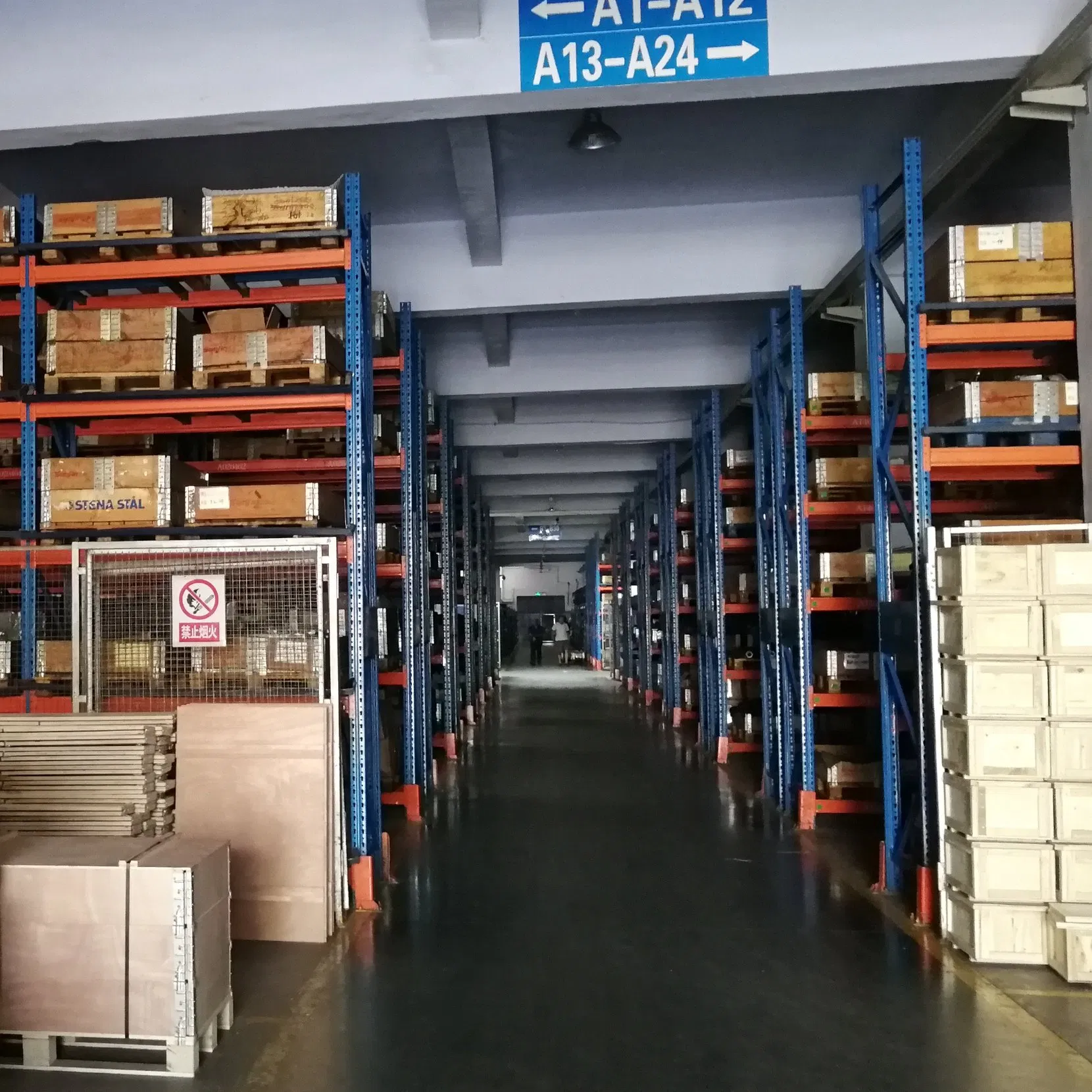 Teardrop Pallet Rack Steel Heavy Duty Warehouse Rack with Galvanized Wire Mesh Decking for Distribution/Logistics Center Storage