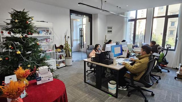 قفازات نيتريل طبية عالية الجودة من إنتاج Qingdao LUV Health