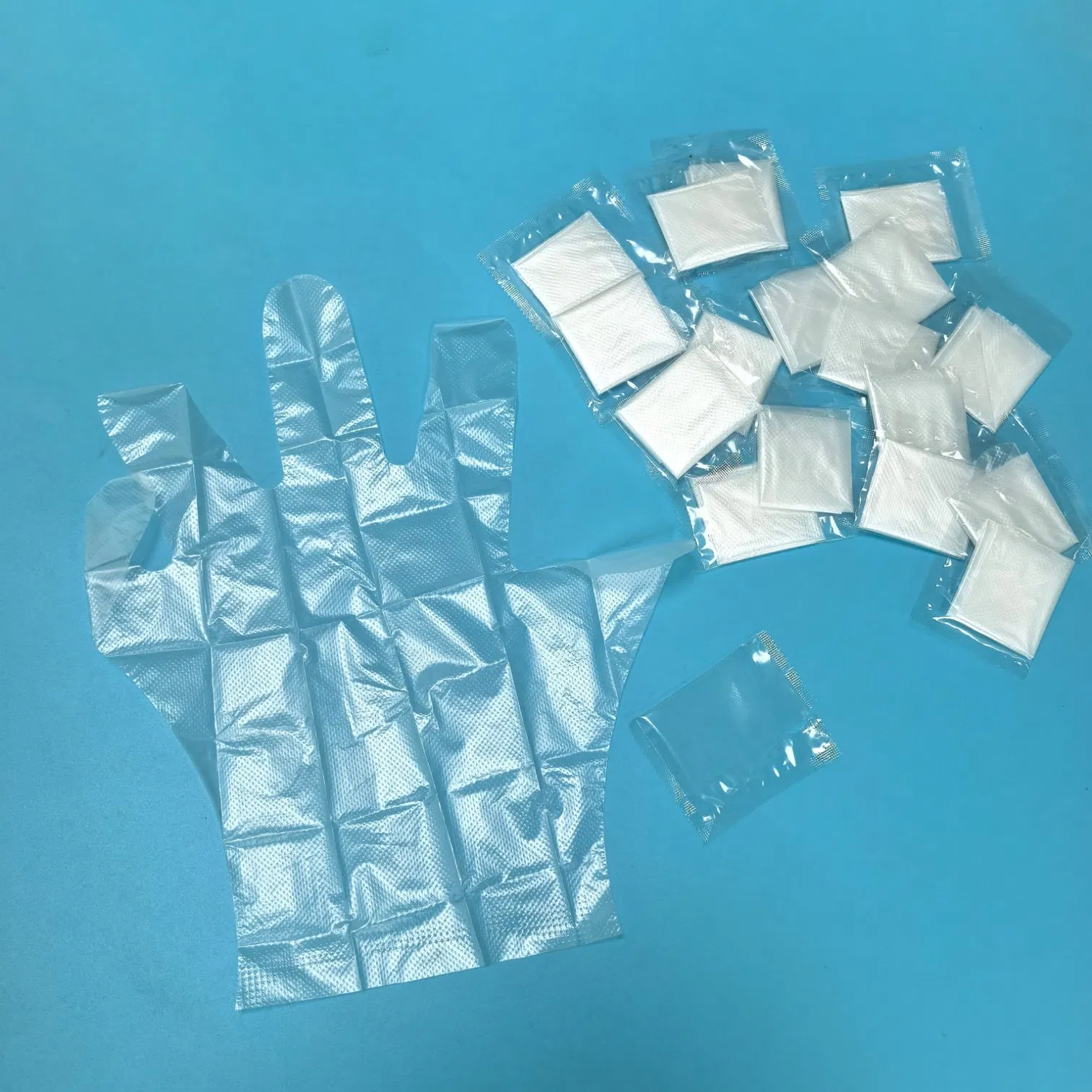 خصائص الحاجز الجيدة صديقة للبيئة 5X6.5cm قفاز PE قابل للتصرف من الدرجة الغذائية