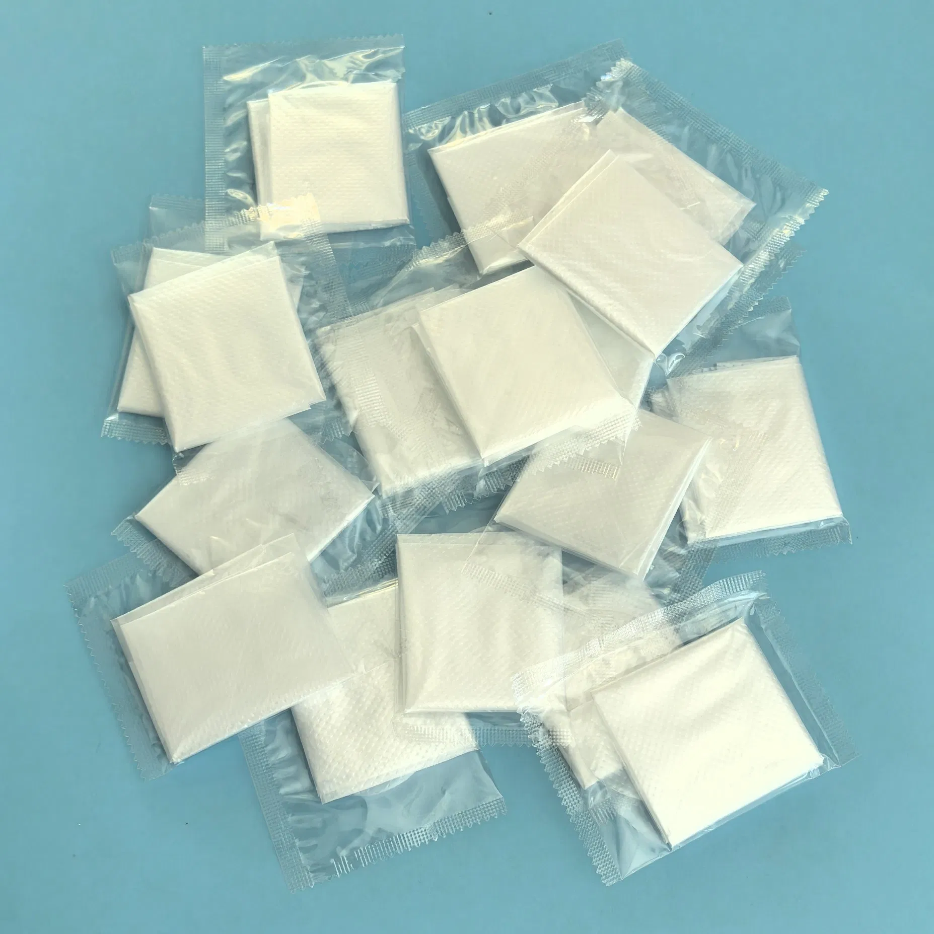 خصائص الحاجز الجيدة صديقة للبيئة 5X6.5cm قفاز PE قابل للتصرف من الدرجة الغذائية