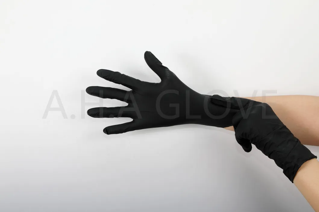 تنظيف اليدين بالقفازات