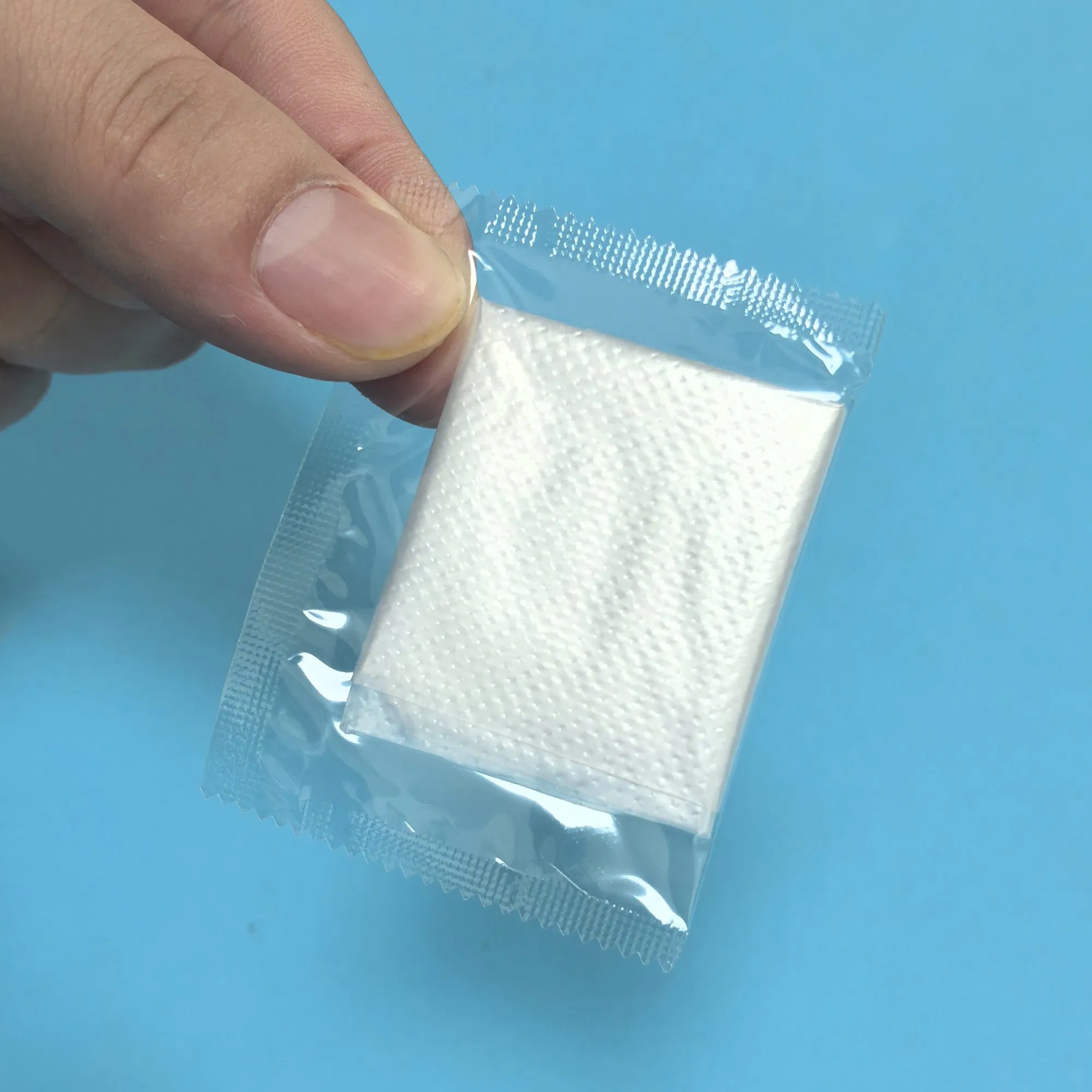 خصائص الحاجز الجيدة صديقة للبيئة 5X6.5cm قفاز PE قابل للتصرف من الدرجة الغذائية
