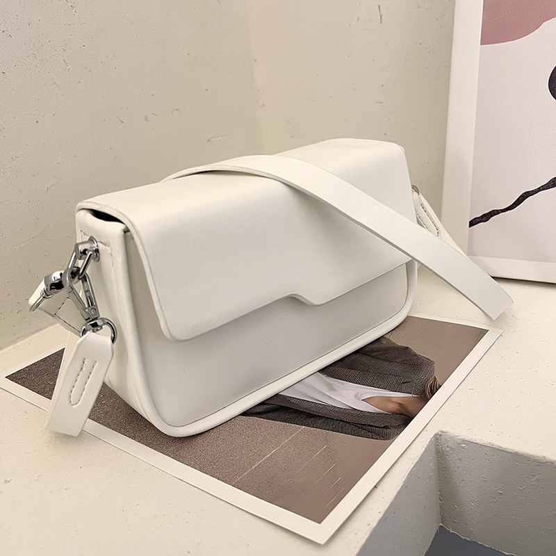 Bolsa Hobo Crescent Preta em Couro Leve com Alça Transversal Destacável e Detalhe em Nó