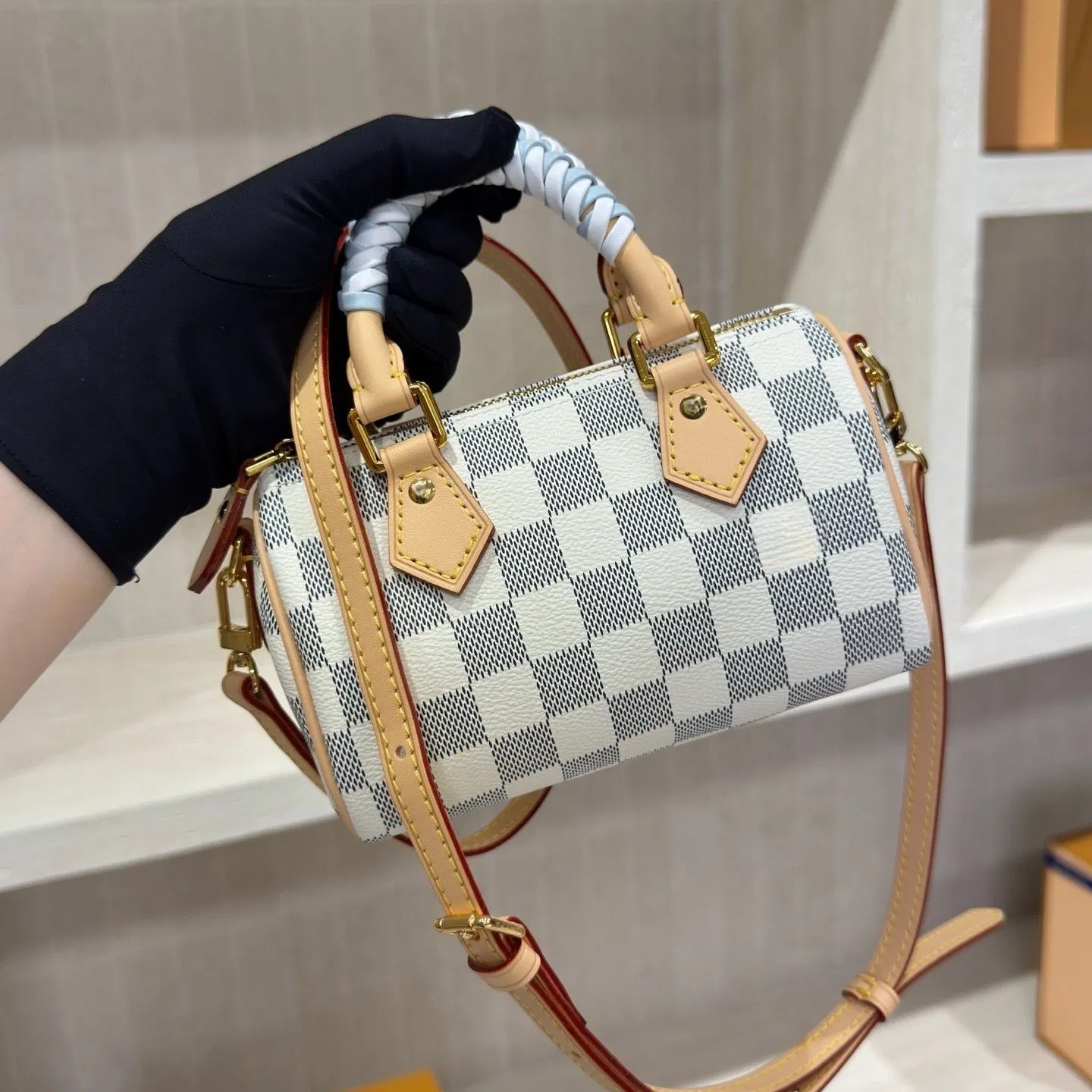 Bolsa Mini Duffel com Estampa de Lattice à Prova d'Água, Hardware de Couro Natural em Contraste, Bolsa Casual para Viagens Diárias, Bolsa de Ombro Feminina, Fornecimento em Lote, Bolsa para Mulheres, Carteira Feminina
