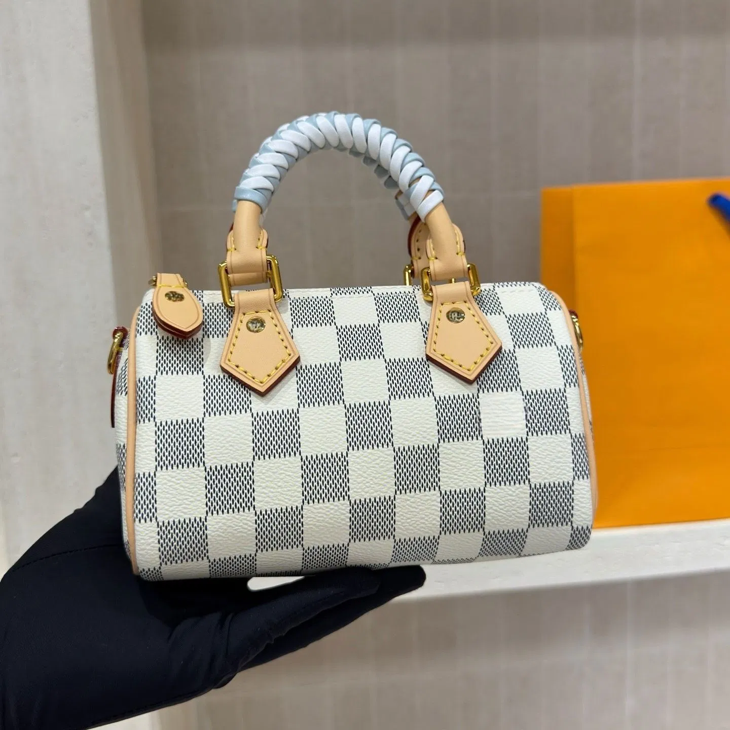 Bolsa Mini Duffel com Estampa de Lattice à Prova d'Água, Hardware de Couro Natural em Contraste, Bolsa Casual para Viagens Diárias, Bolsa de Ombro Feminina, Fornecimento em Lote, Bolsa para Mulheres, Carteira Feminina