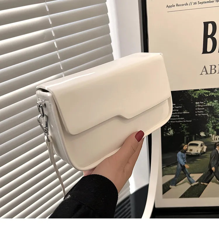 Bolsa Hobo Crescent Preta em Couro Leve com Alça Transversal Destacável e Detalhe em Nó