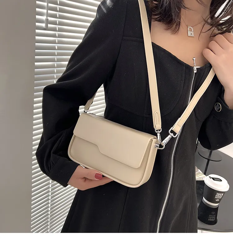 Bolsa Hobo Crescent Preta em Couro Leve com Alça Transversal Destacável e Detalhe em Nó