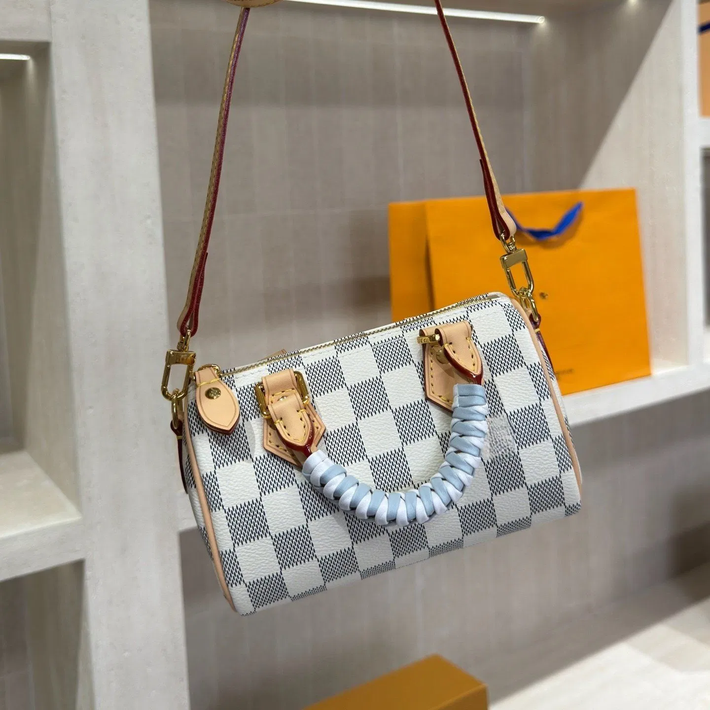 Bolsa Mini Duffel com Estampa de Lattice à Prova d'Água, Hardware de Couro Natural em Contraste, Bolsa Casual para Viagens Diárias, Bolsa de Ombro Feminina, Fornecimento em Lote, Bolsa para Mulheres, Carteira Feminina