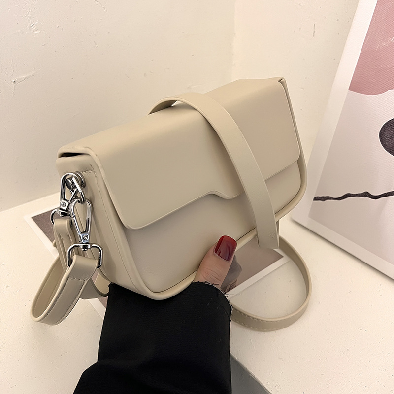 Bolsa Hobo Crescent Preta em Couro Leve com Alça Transversal Destacável e Detalhe em Nó