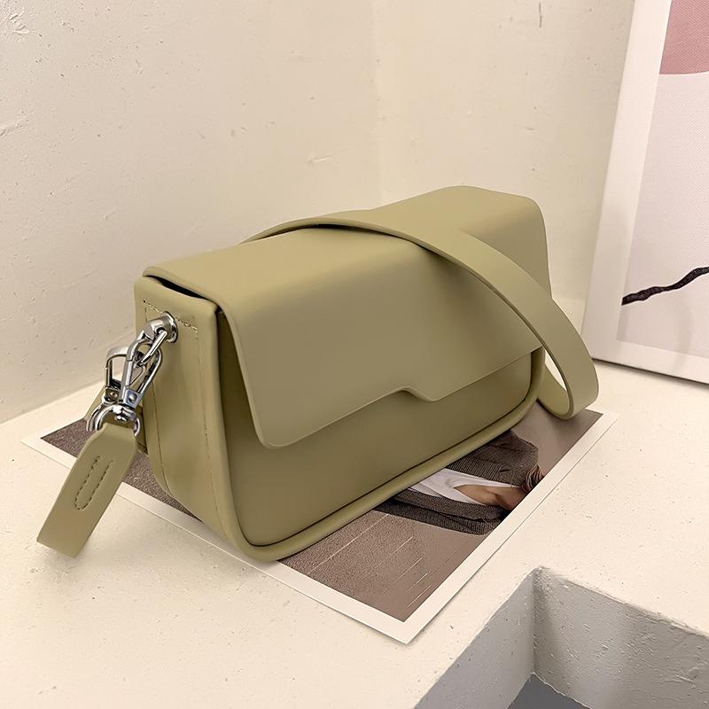 Bolsa Hobo Crescent Preta em Couro Leve com Alça Transversal Destacável e Detalhe em Nó