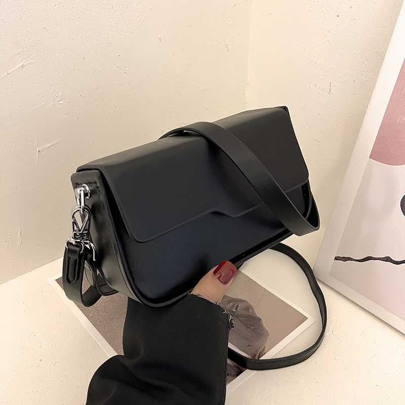 Bolsa Hobo Crescent Preta em Couro Leve com Alça Transversal Destacável e Detalhe em Nó