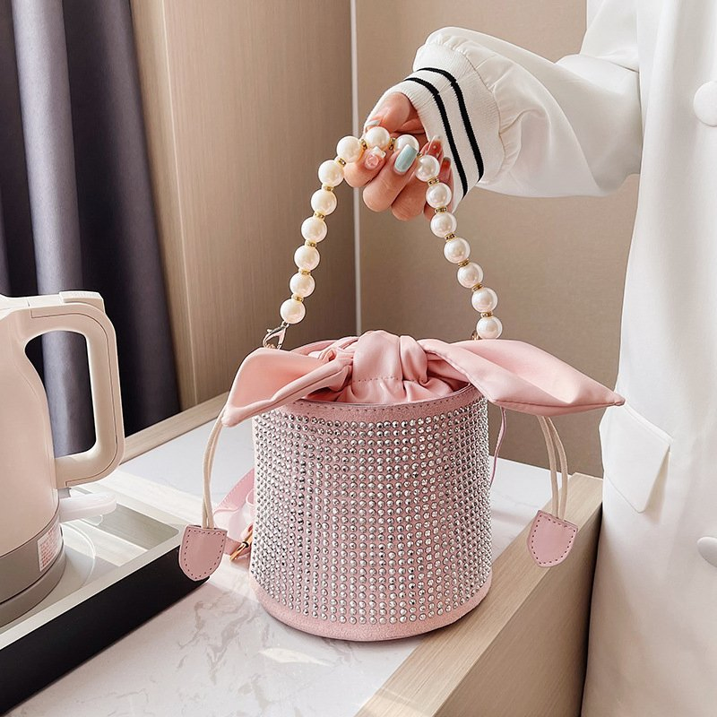 Bolsa Balde com Cabo de Pérola e Strass para Mulheres - Estilosa e Versátil, a Escolha Perfeita para Mulheres Modernas. Bolsas, Bolsas de Moda, Bolsa de Maquiagem, Bolsa Feminina, Bolsa Tote