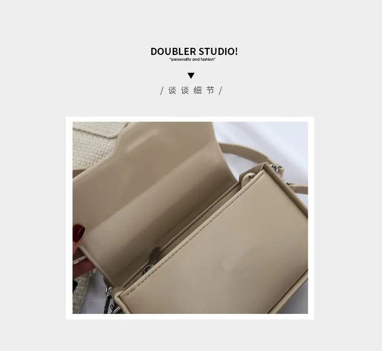Bolsa Hobo Crescent Preta em Couro Leve com Alça Transversal Destacável e Detalhe em Nó