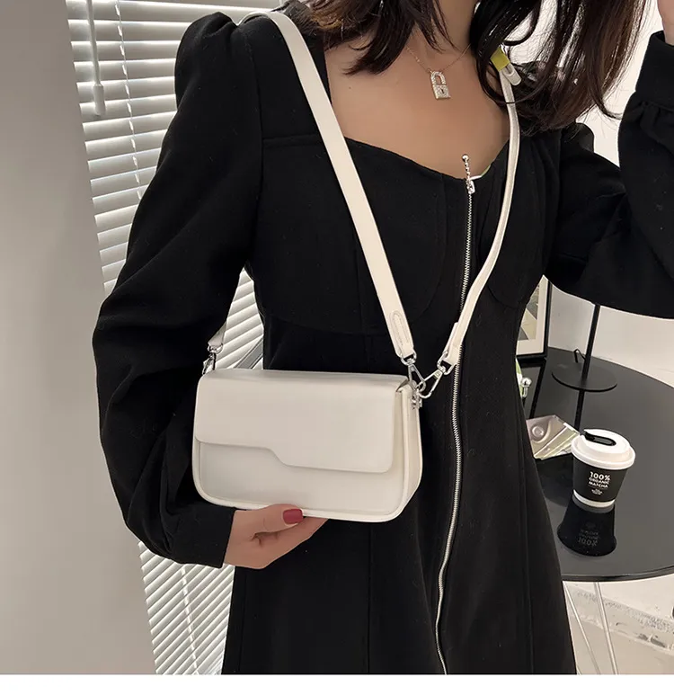Bolsa Hobo Crescent Preta em Couro Leve com Alça Transversal Destacável e Detalhe em Nó