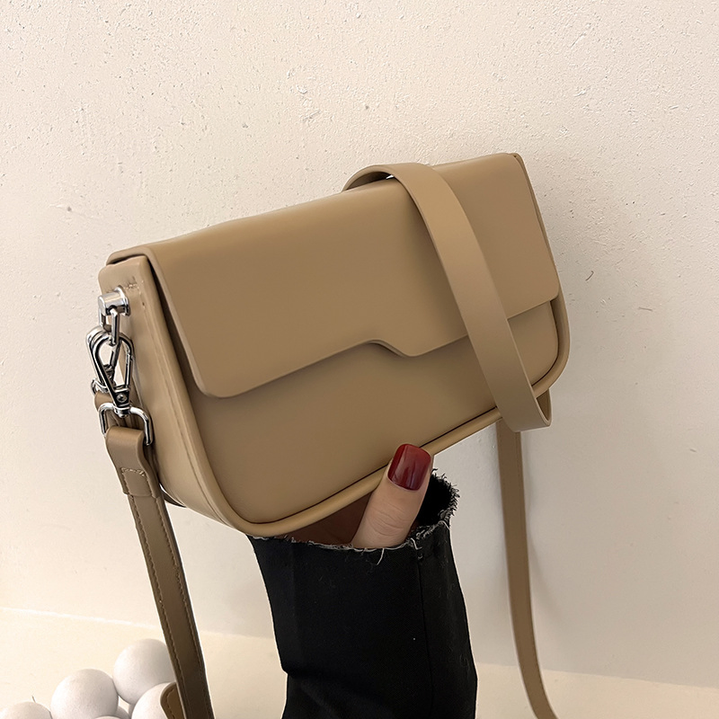Bolsa Hobo Crescent Preta em Couro Leve com Alça Transversal Destacável e Detalhe em Nó