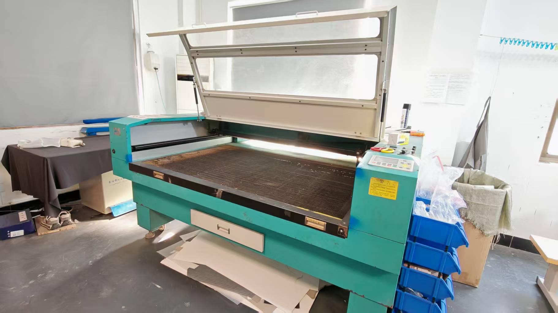 Processo de corte de materiais para bolsas com máquinas de corte automáticas