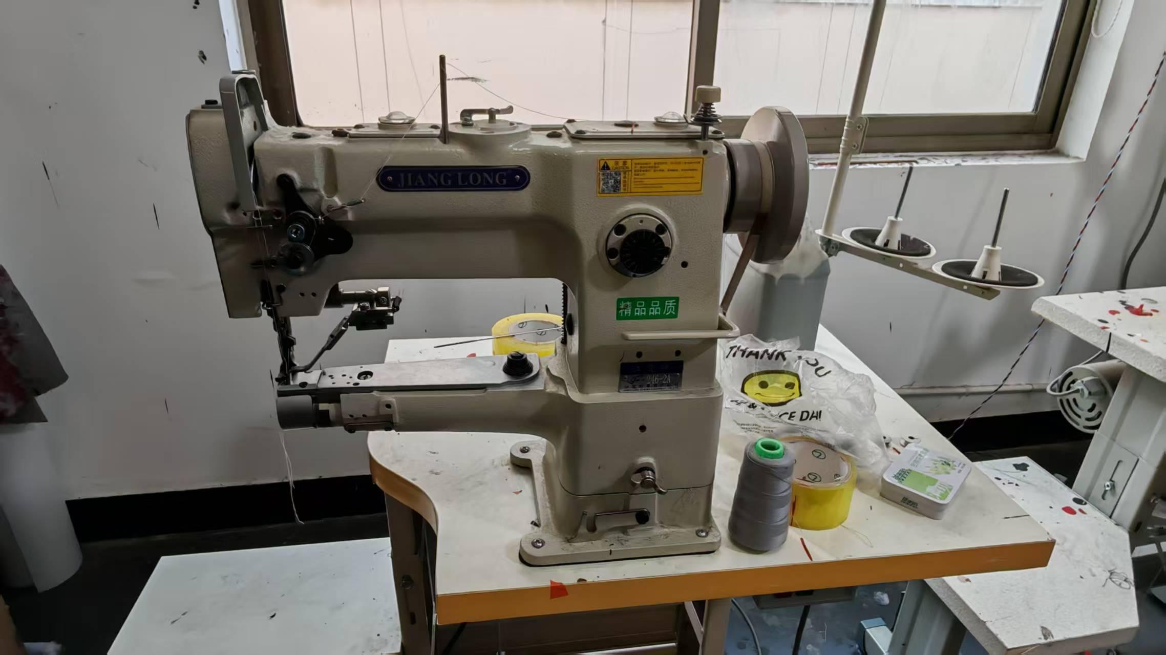 Máquina de costura de braço cilíndrico para bolsas e acessórios de moda