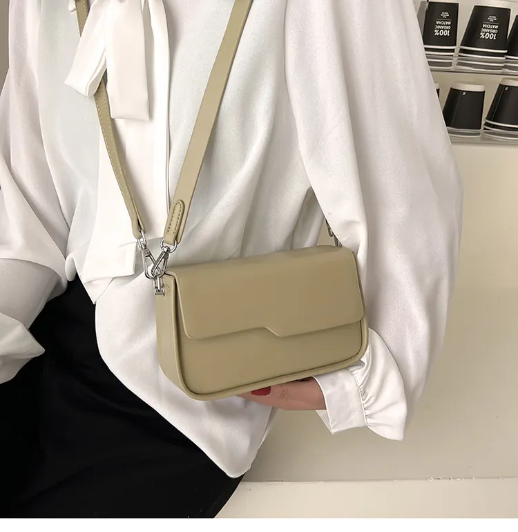 Bolsa Hobo Crescent Preta em Couro Leve com Alça Transversal Destacável e Detalhe em Nó