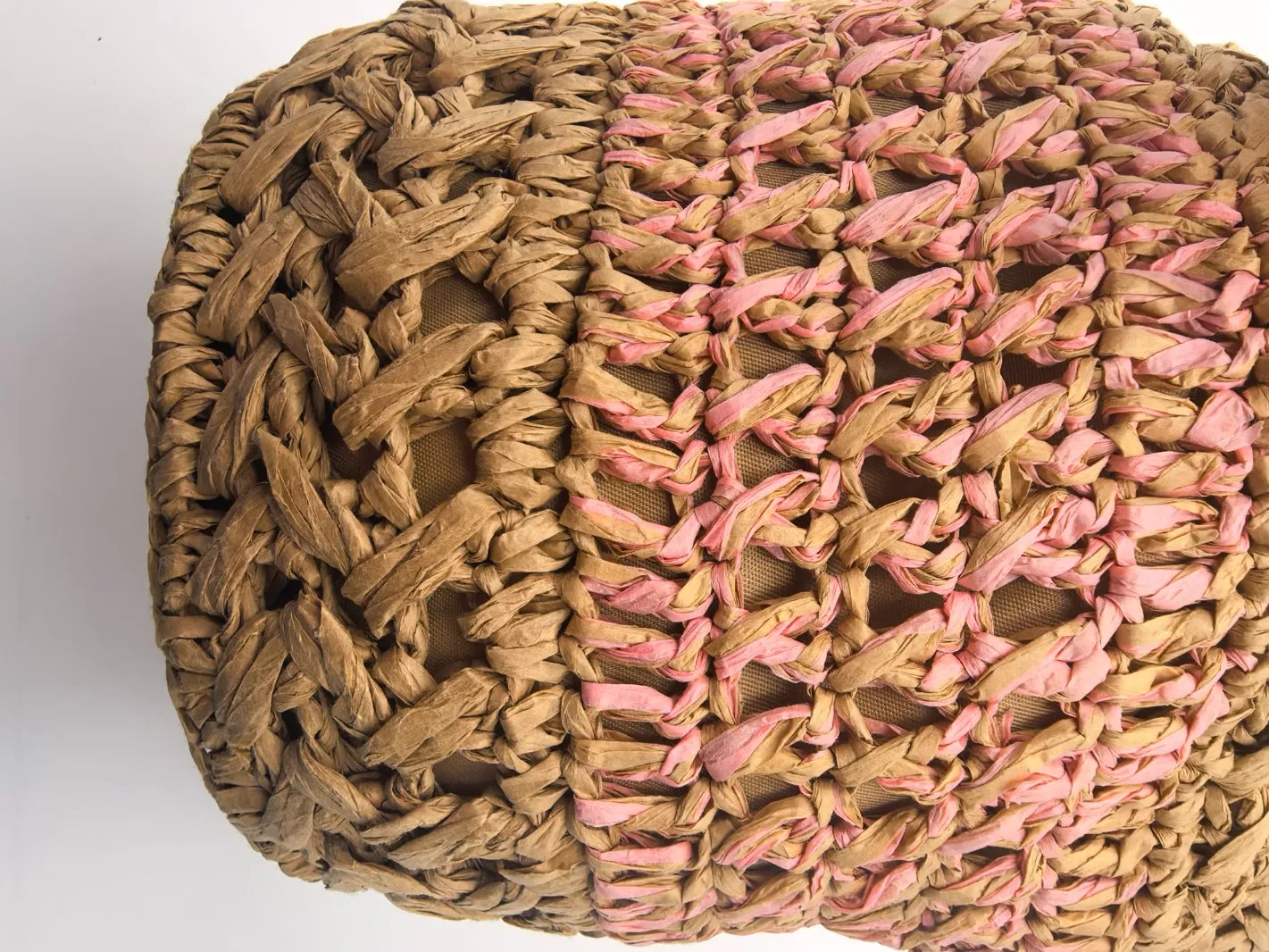 Bolsa de Balde Boêmia Feita à Mão em Fibra Natural com Detalhes em Rosa