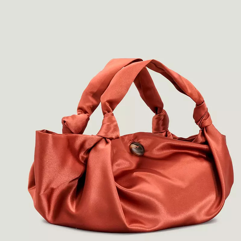 Bolsos de mano de satén plisado para mujeres, carteras de noche, diseño de lujo femenino, bolsas elegantes pequeñas para damas
