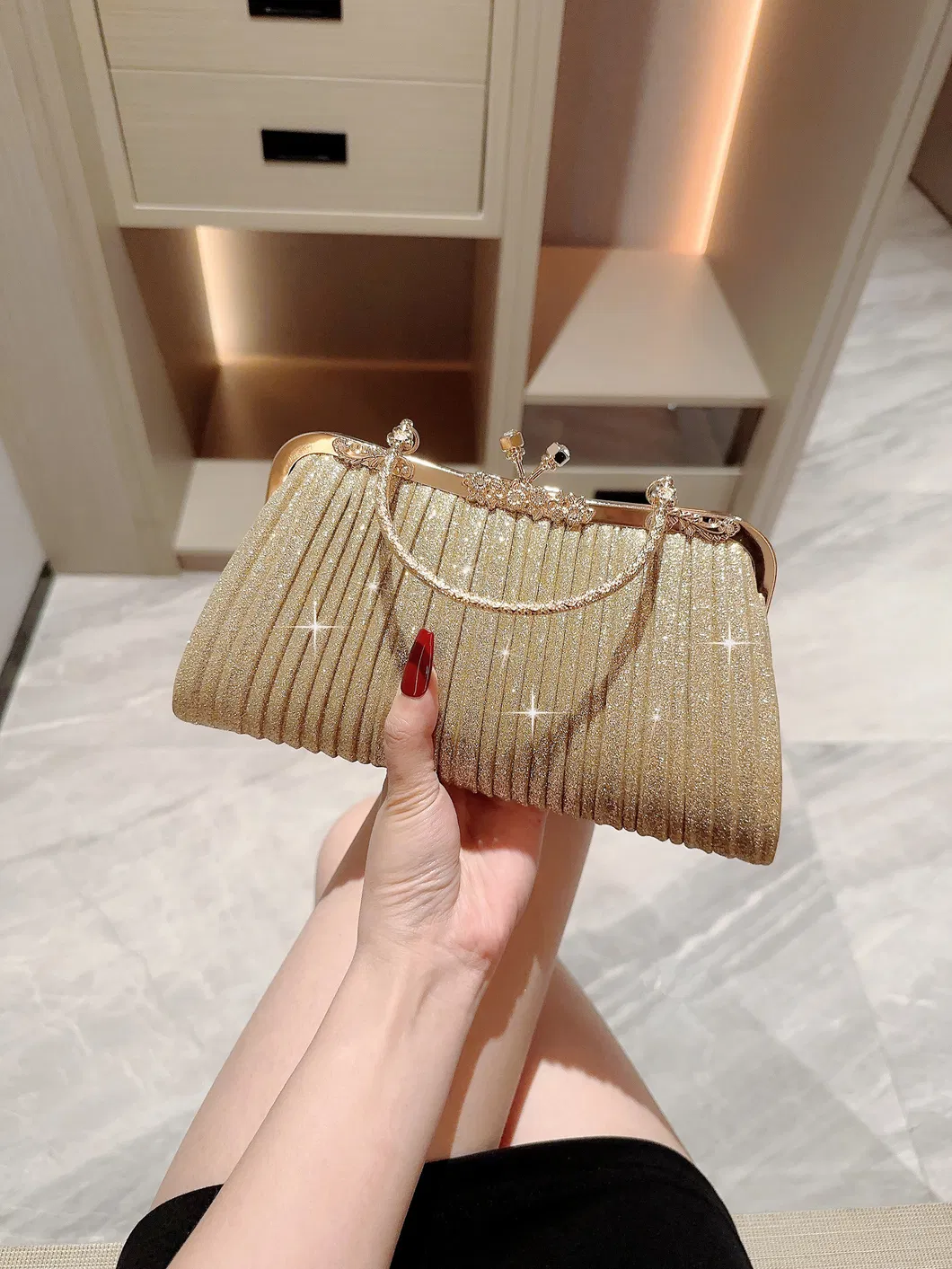 Bolso de mano de cadena cena