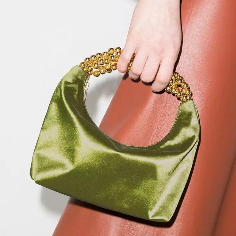 Venta Directa de Fábrica Bolso de Mano Personalizado para Damas Clutches de Mujeres Material de Satén Verde Brillo Asa de Perlas Doradas Bolsa de Noche y Bolso de Mano para Mujeres