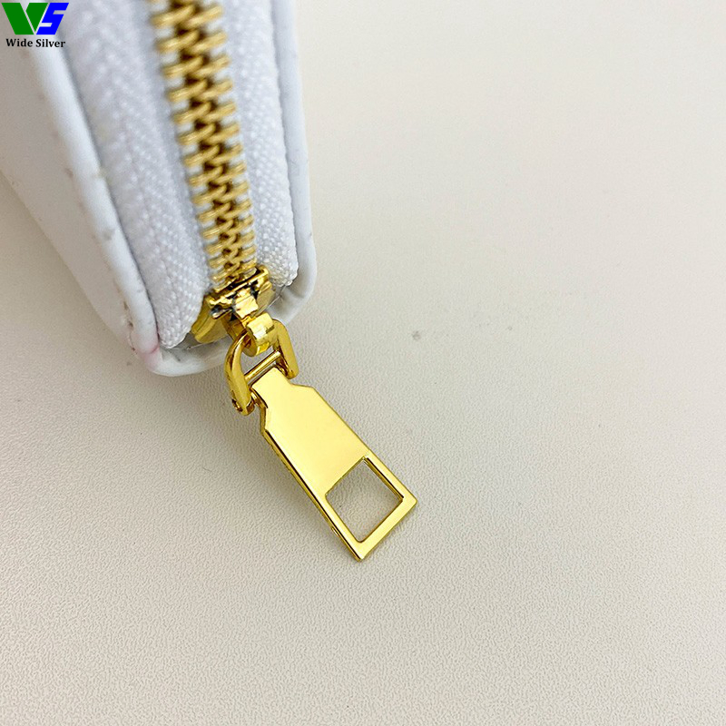 Billeteras y monederos anchos de plata para mujeres con cremallera