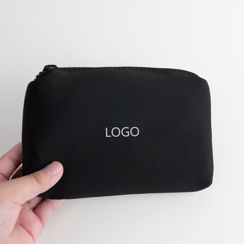 Bolsa de maquillaje pequeña de neopreno negro personalizada para artículos de tocador y cosméticos