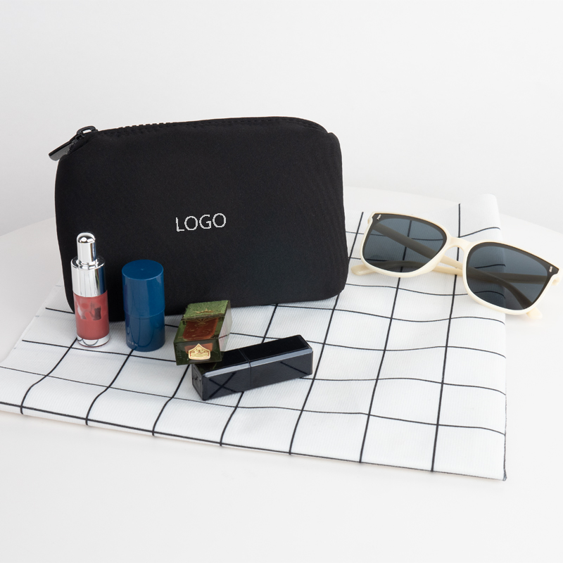 Bolsa de maquillaje pequeña de neopreno negro personalizada para artículos de tocador y cosméticos