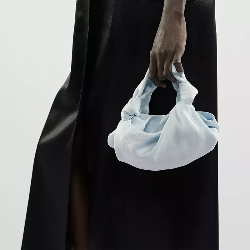 Bolsos de mano de satén plisado para mujeres, carteras de noche, diseño de lujo femenino, bolsas elegantes pequeñas para damas