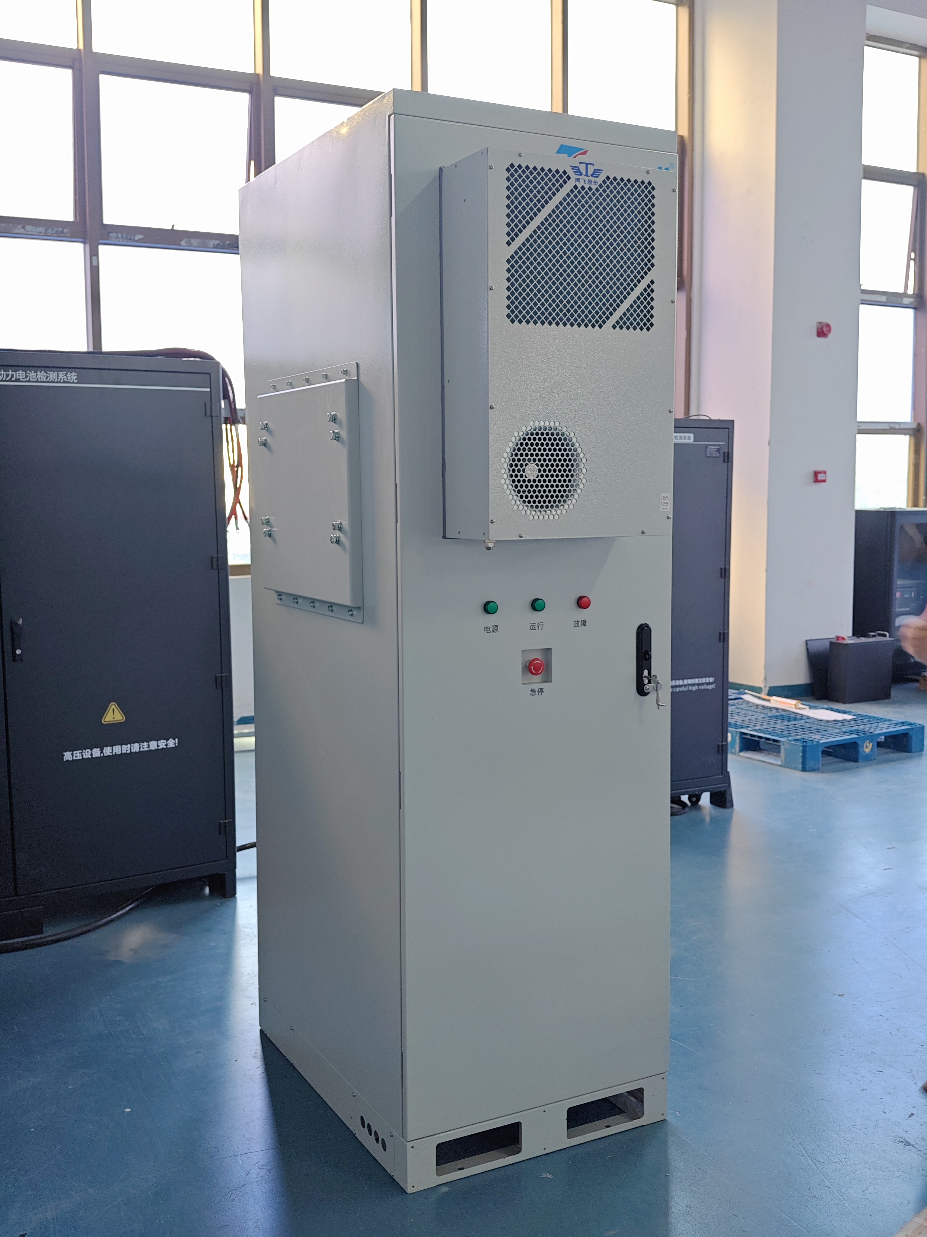 Industrial IP54 LiFePO4 Battery 100kWh/200kWh High Voltage Rack-Mounted ESS with Air Cooling for on Grid Hybrid Solar System