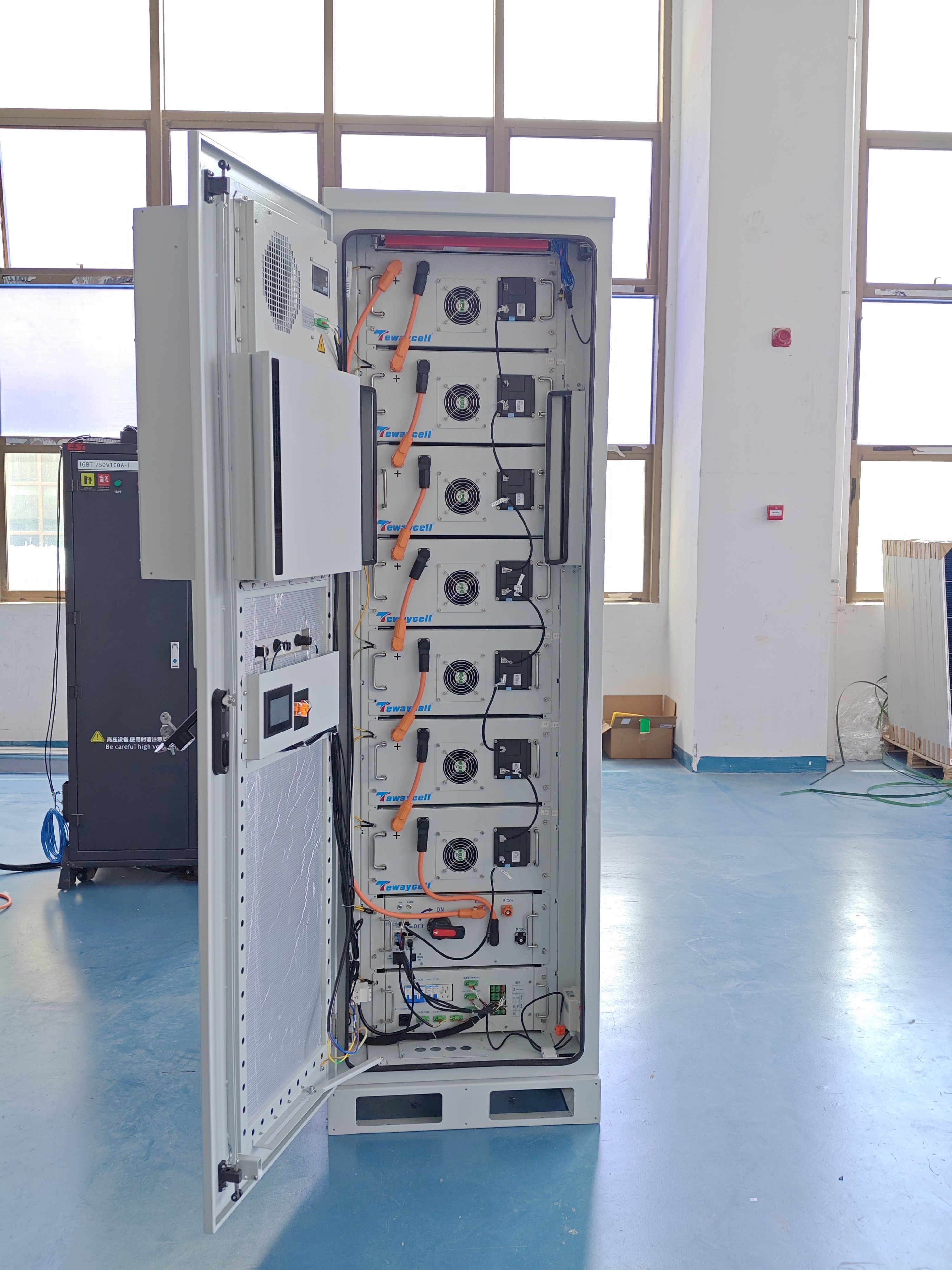 Industrial IP54 LiFePO4 Battery 100kWh/200kWh High Voltage Rack-Mounted ESS with Air Cooling for on Grid Hybrid Solar System